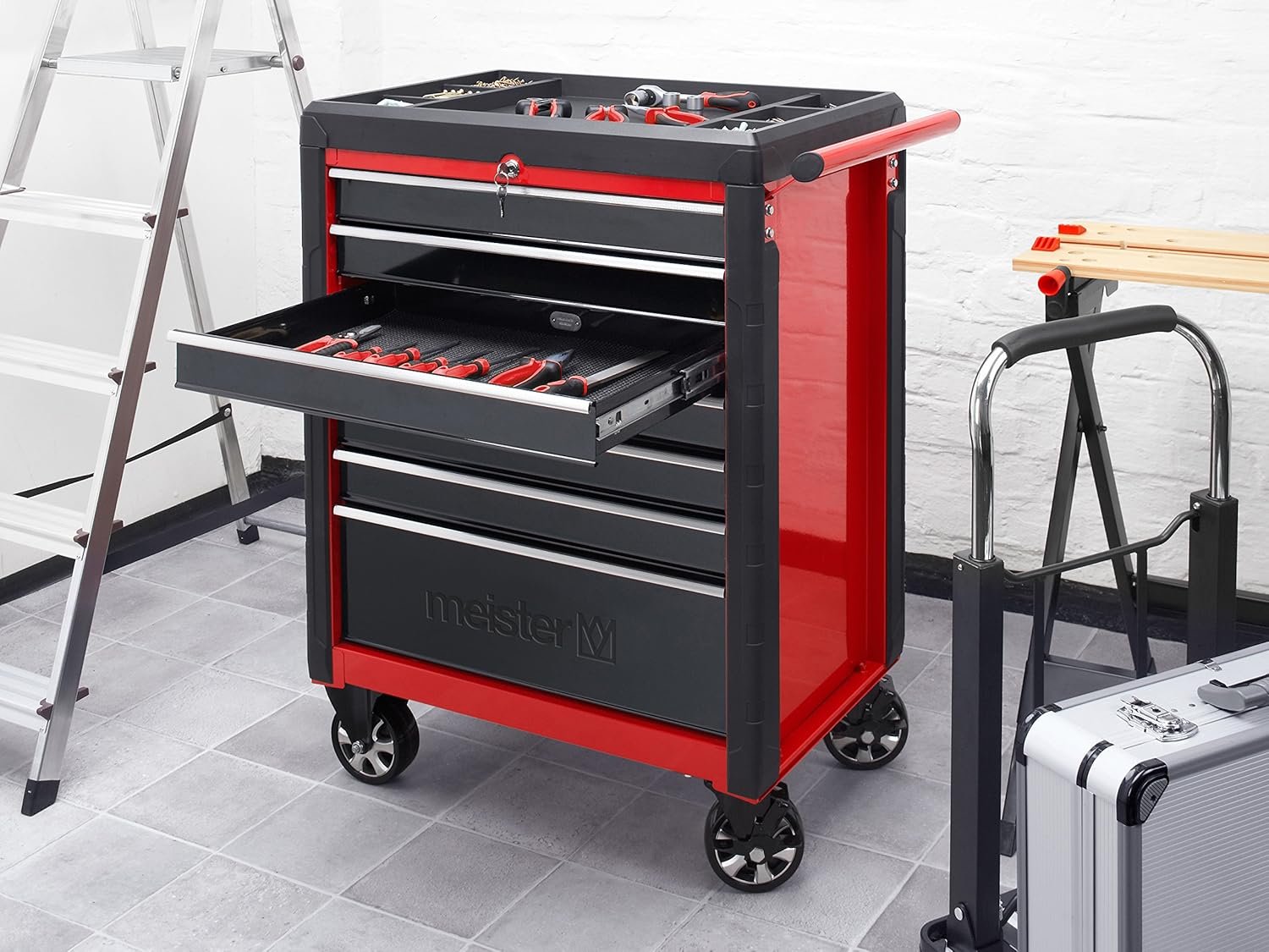 Servante d’atelier 7 tiroirs charge 150 kg 69,6 x 47,2 x 97,6 cm verrouillage central roues avec freins Servante d’atelier 7 tiroirs charge 150 kg 69,6 x 47,2 x 97,6 cm verrouillage central roues avec freins
